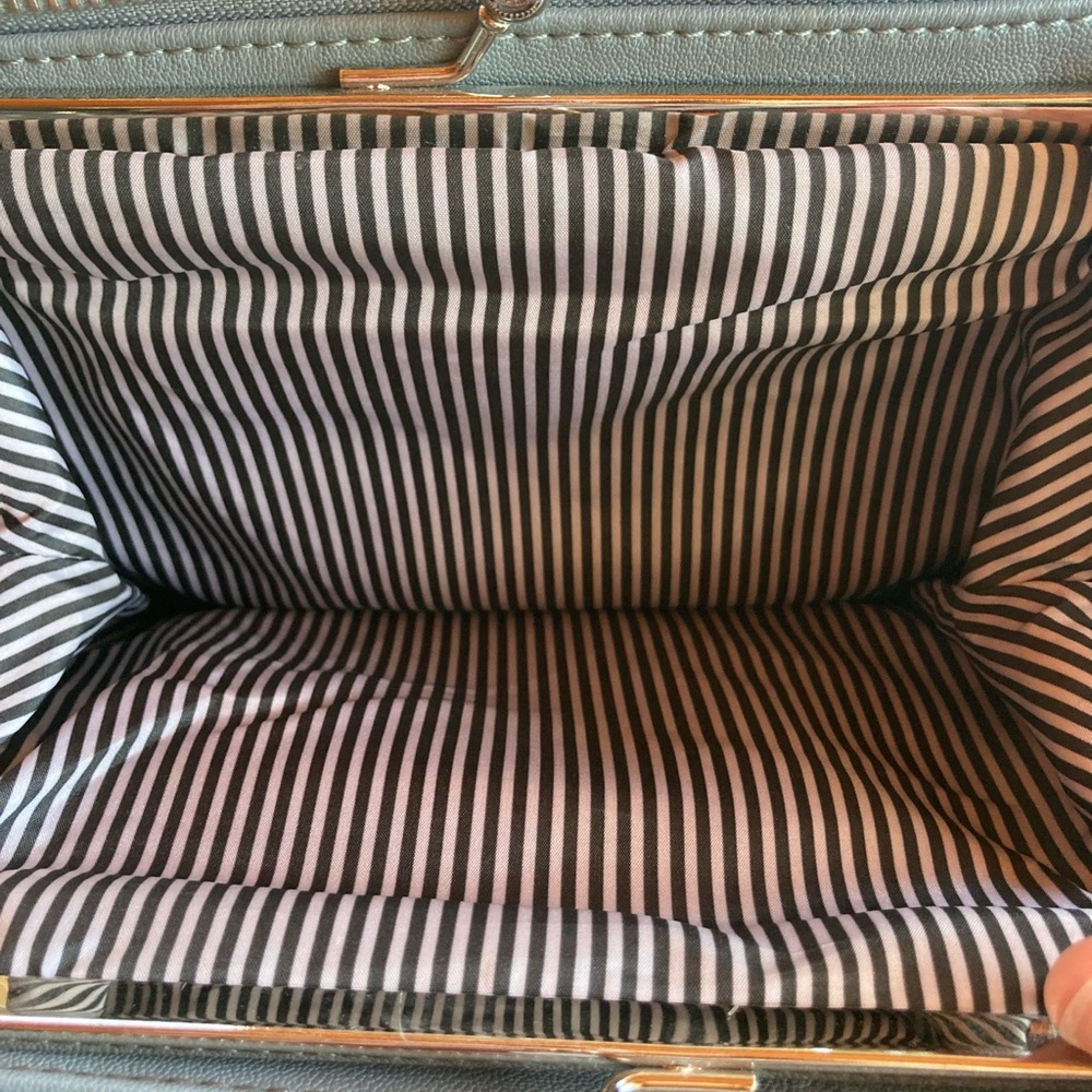 Nine West purse. EUC. Shoulder strap or cross-body - Picture 4 of 6